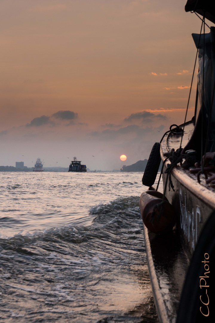 Auf der Barkasse in den Sonnenuntergang