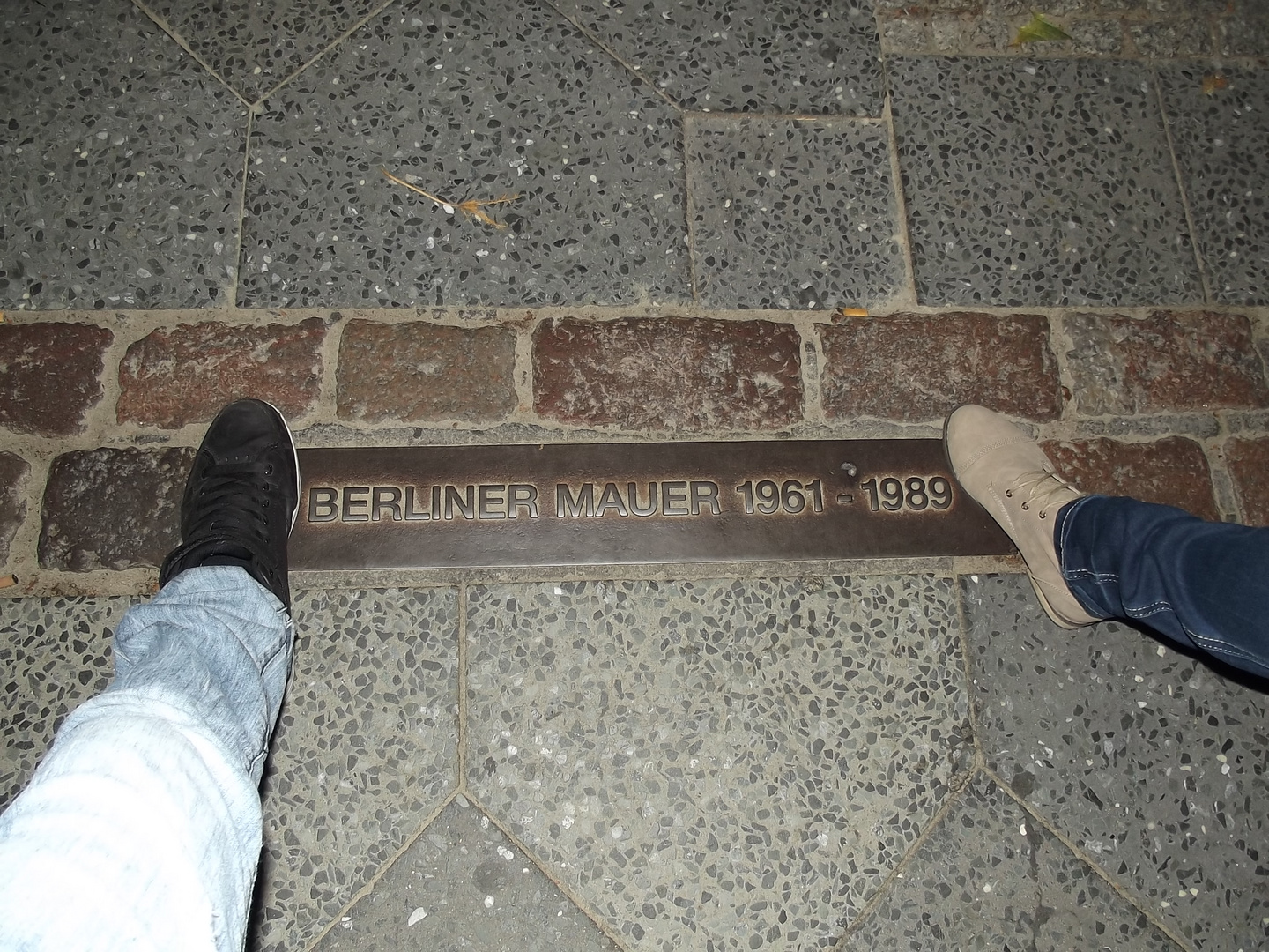 Auf der Berliner Mauer am Checkpoint Charlie