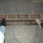 Auf der Berliner Mauer am Checkpoint Charlie