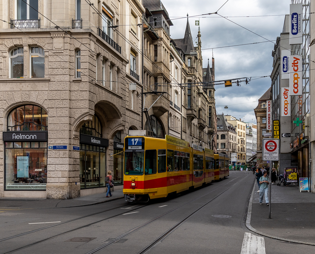 Auf der BLT-Linie 17