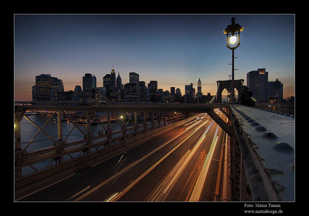 Auf der Brooklyn Bridge in der blauen Stunde