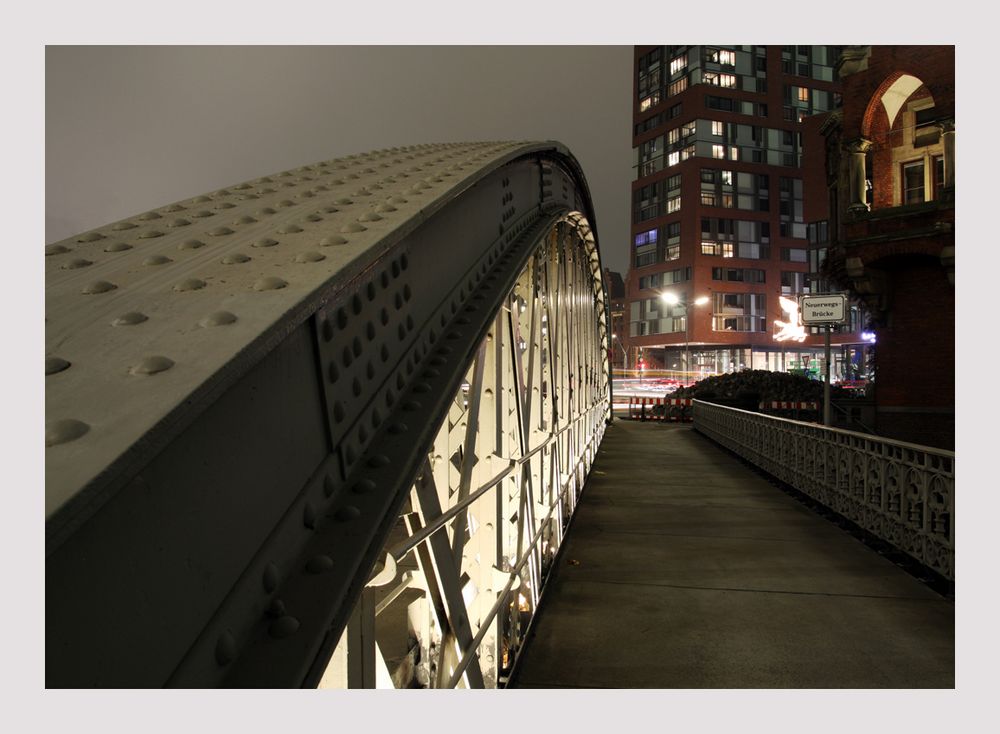 auf der Brücke in der Speicherstadt