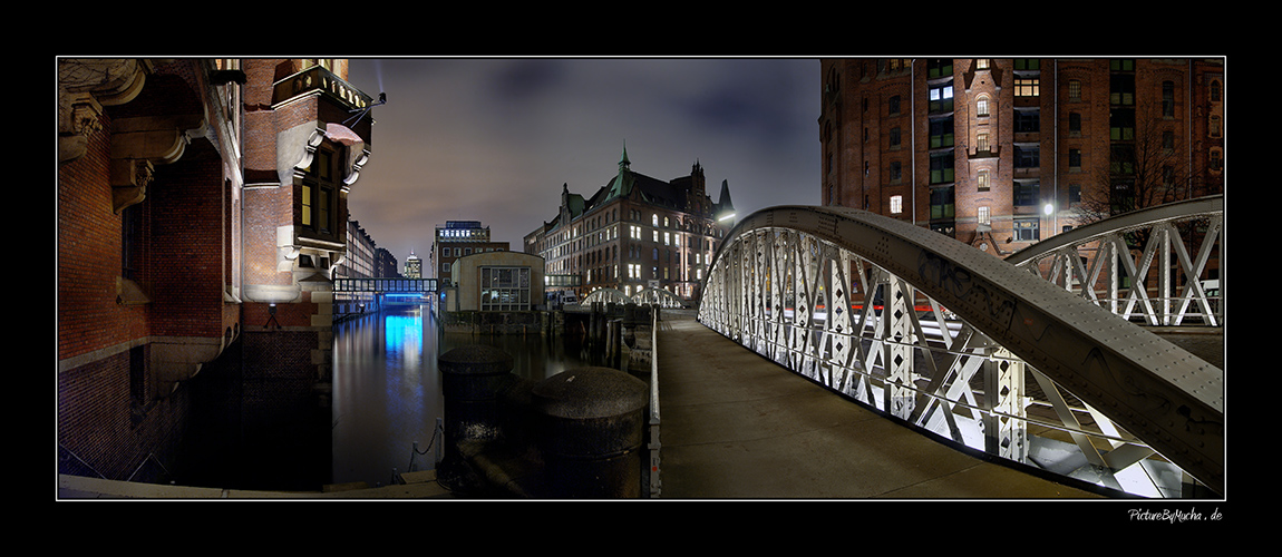 Auf der Brücke --> Speicherstadt ---> Hamburg