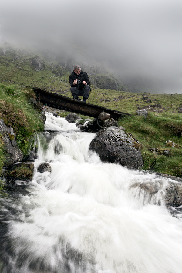 auf der Brücke über den Wasserfall