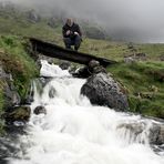 auf der Brücke über den Wasserfall