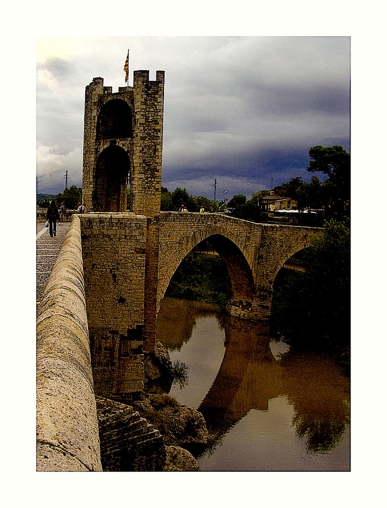 Auf der Brücke von Bésalú