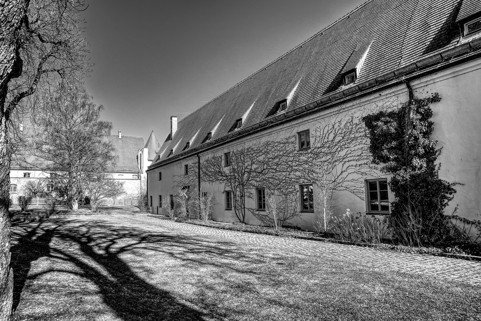 Auf der Burghauser Burg sw HDR - Dritter Vorhof