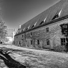 Auf der Burghauser Burg sw HDR - Dritter Vorhof