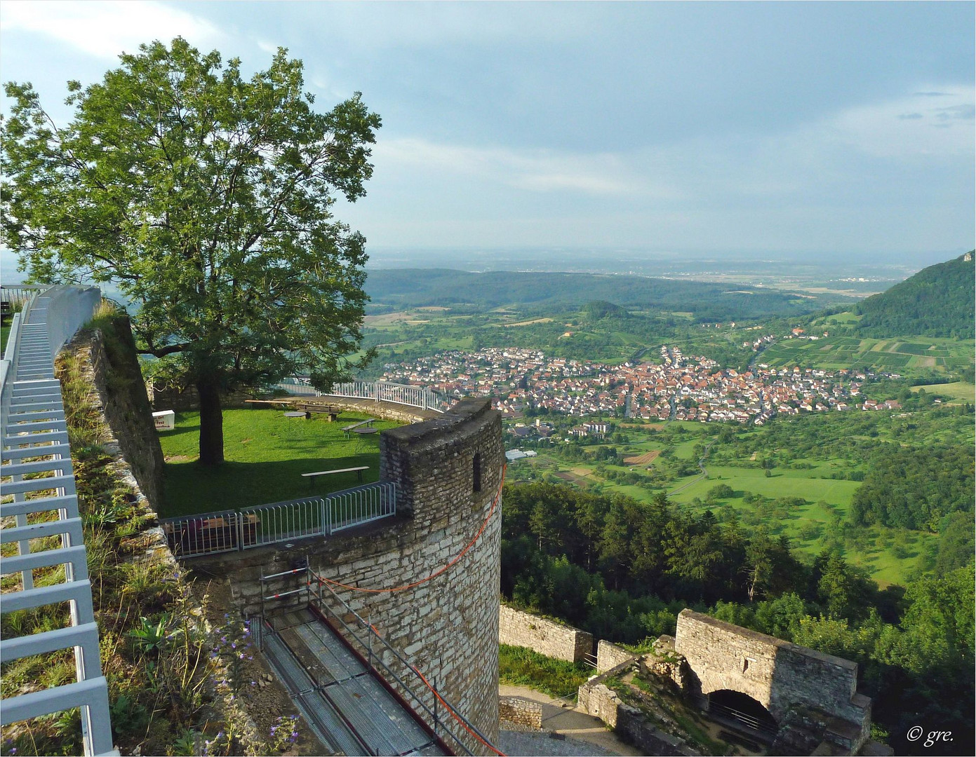 Auf der Burgruine Foto & Bild natur, landschaft, ruine Bilder auf