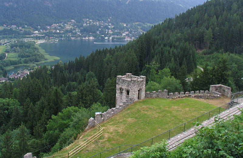 auf der Burgruine Landskron....