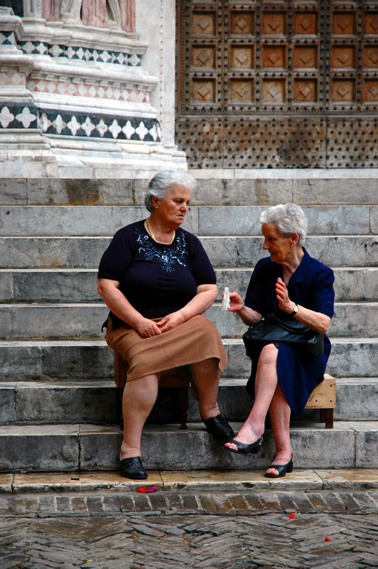 Auf der Domtreppe in Siena/Italien