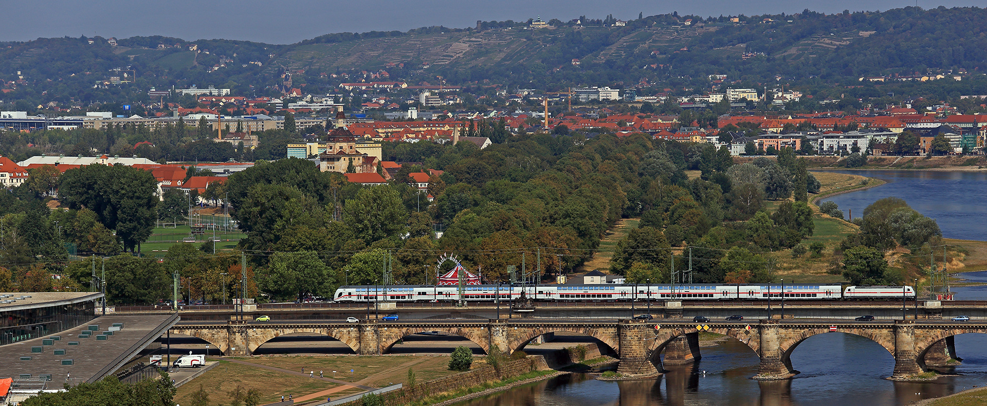 Auf der Dresdner Eisenbahnbrücke, neben der Marienbrücke gelegen...