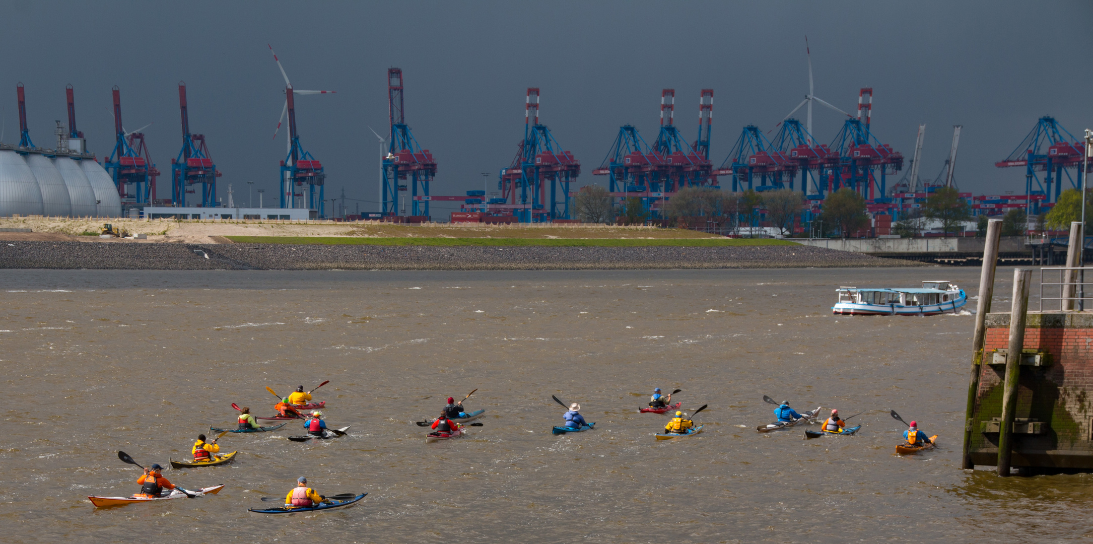 Auf der Elbe. Egal was für'n Wetter kommt