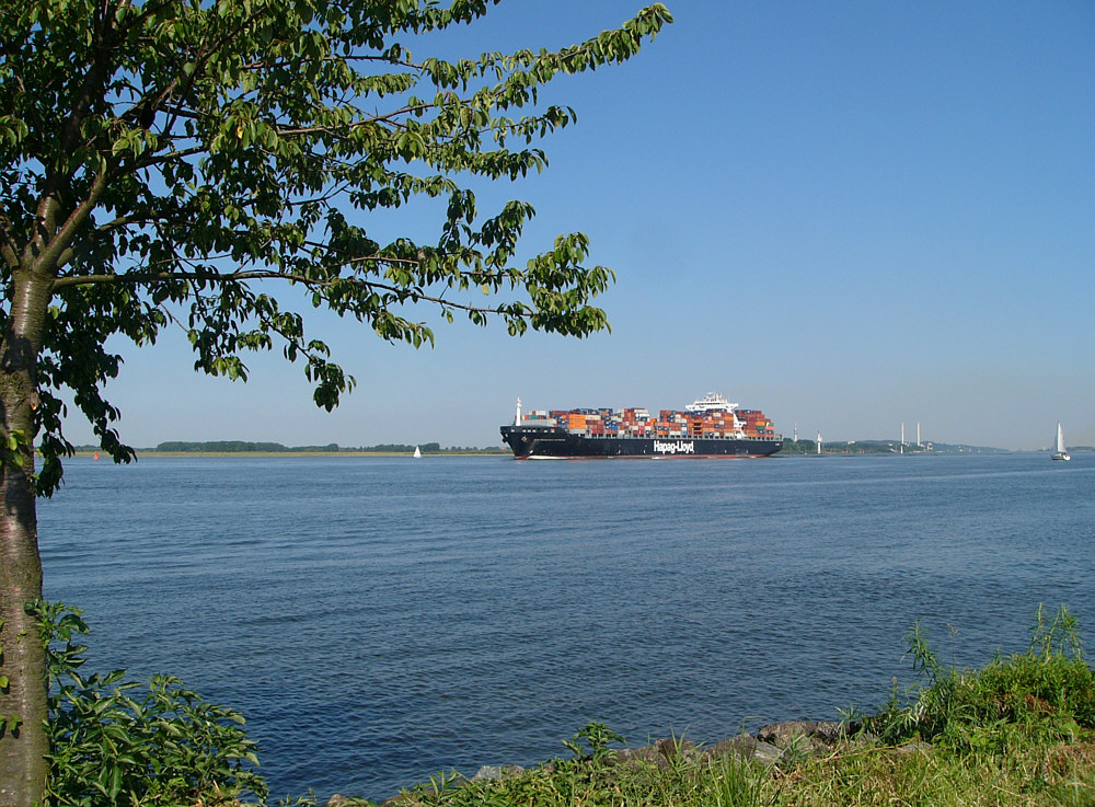 Auf der Elbe in Höhe des Alten Land. Wasser,Schiff und....