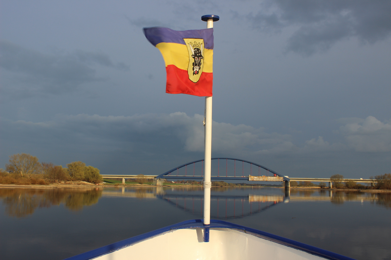 Auf der Elbe in letzten Licht