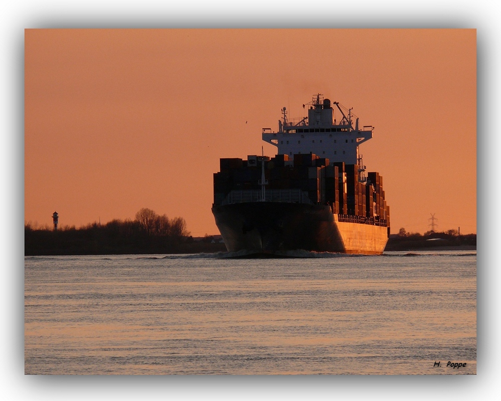 Auf der Elbe Richtung Hamburg.