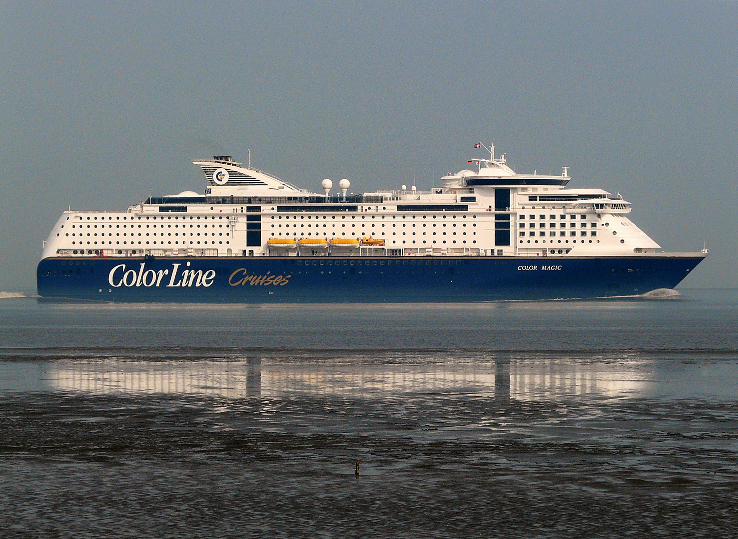 Auf der Elbe vor Altenbruch Richtung Hamburg.