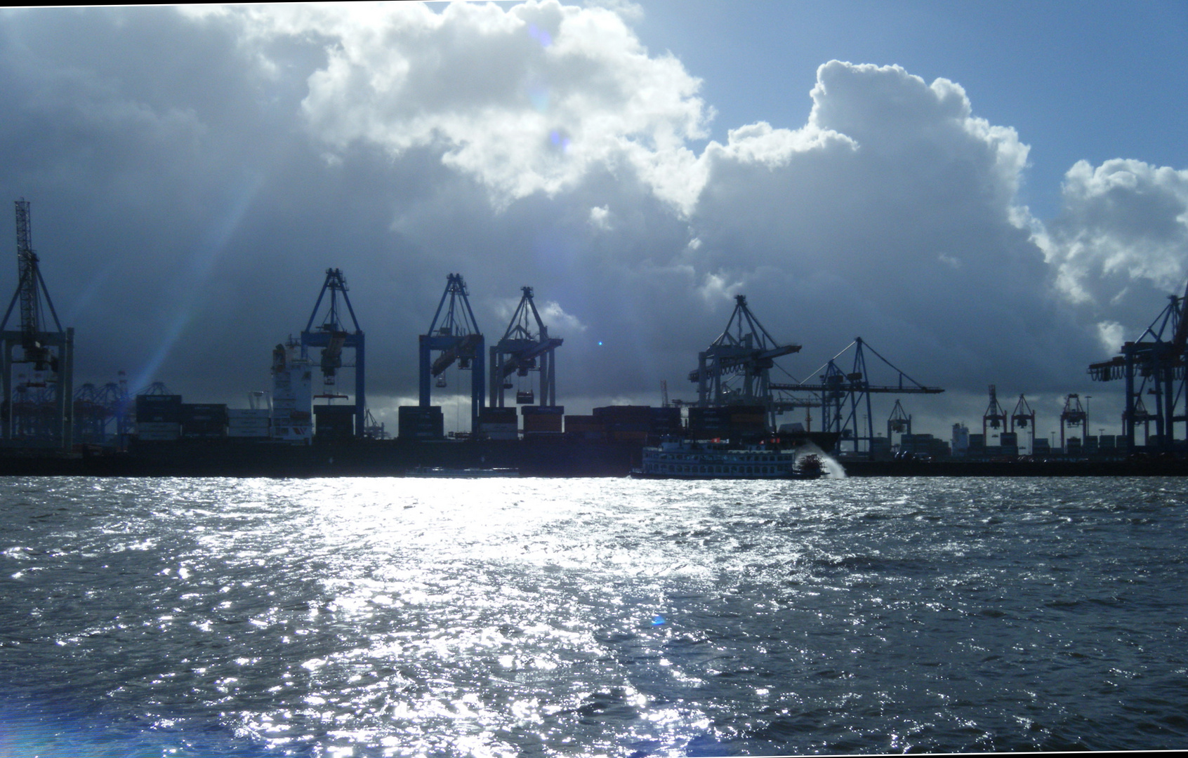 auf der Elbe - Wasser und Wolken