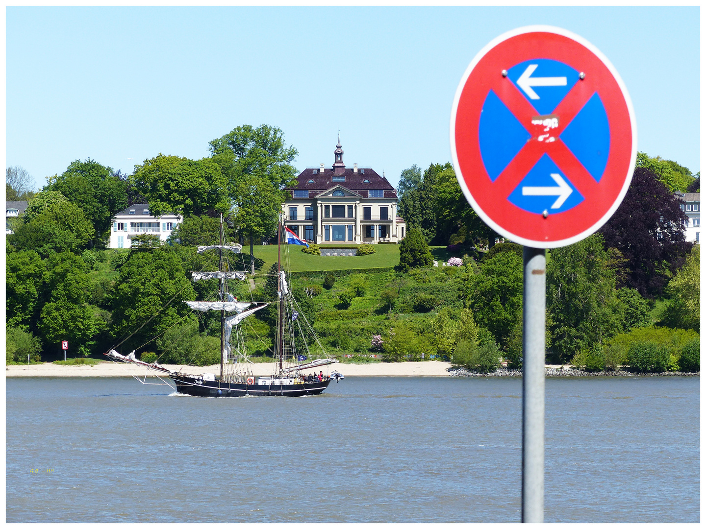 Auf der Elbe.......auch hier das Rechtsfahrgebot...