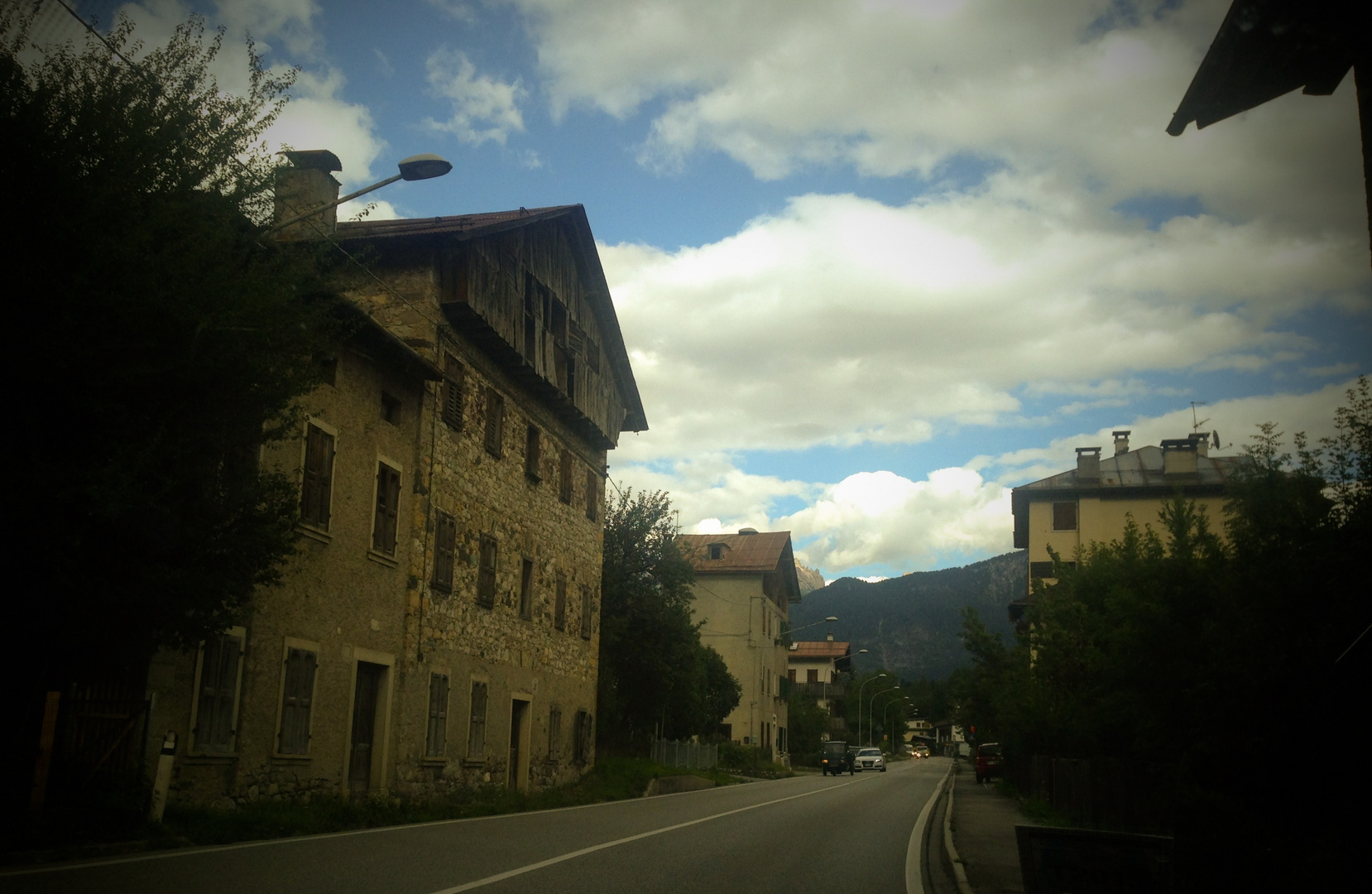 auf der Fahrt durch die Dolomiten ...kleine Dörfer am Wegesrand