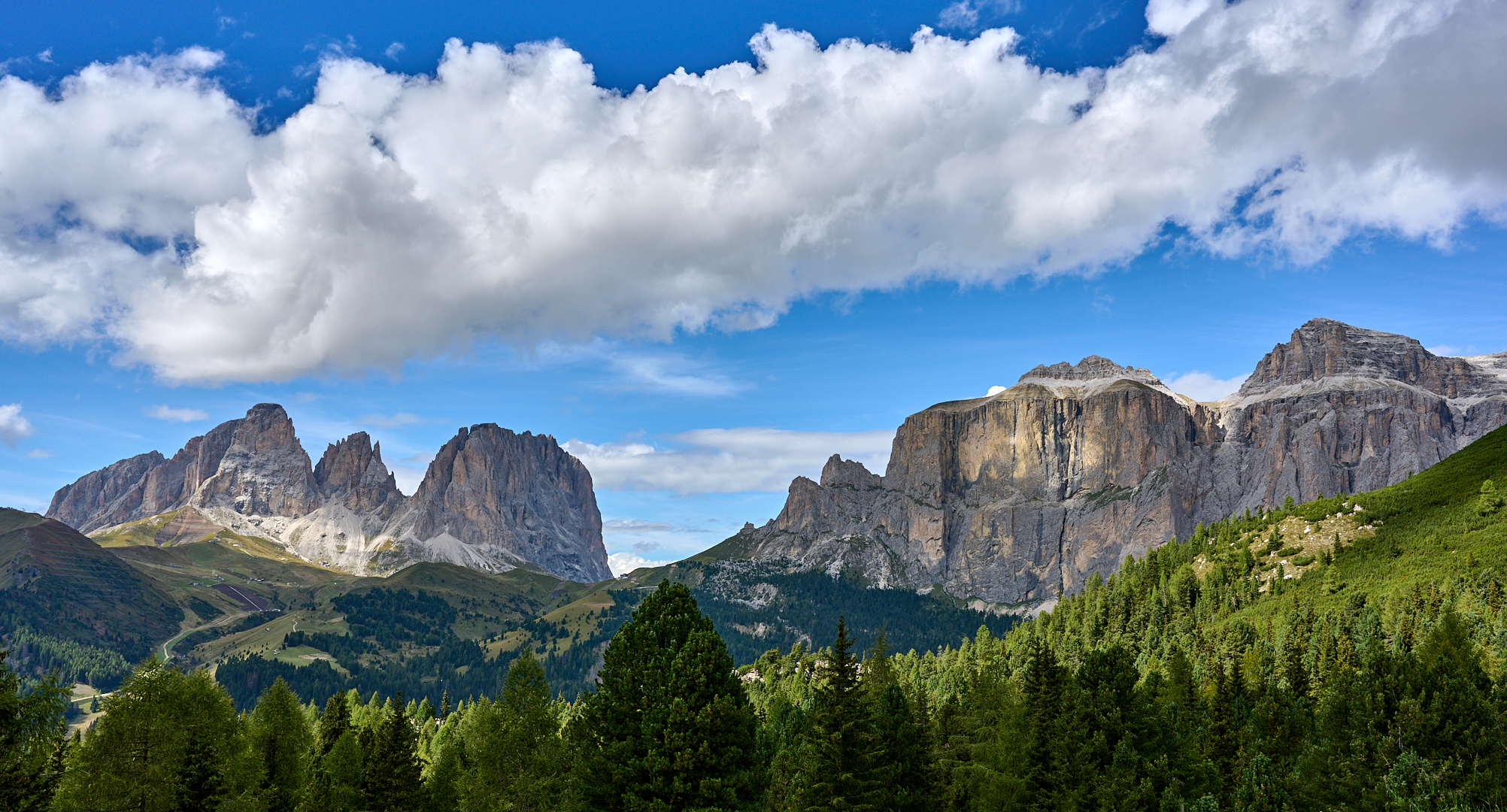 Auf der Fahrt vom Falzaregopass  zum Sella-Joch, hat man einen tollen Blick auf...