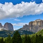 Auf der Fahrt vom Falzaregopass  zum Sella-Joch, hat man einen tollen Blick auf...