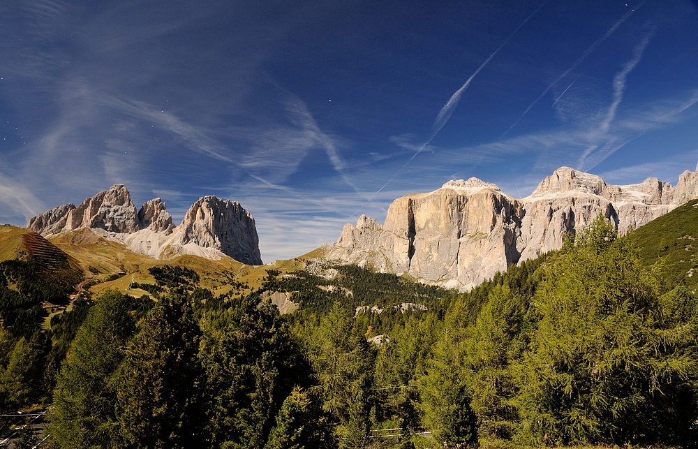 Auf der Fahrt zum Pordoijoch, hat man einen schönen Blick auf den 3181m hohen...