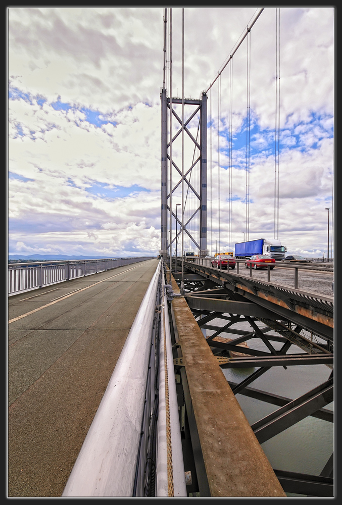 auf der Forth Road Bridge - 2,4km lang