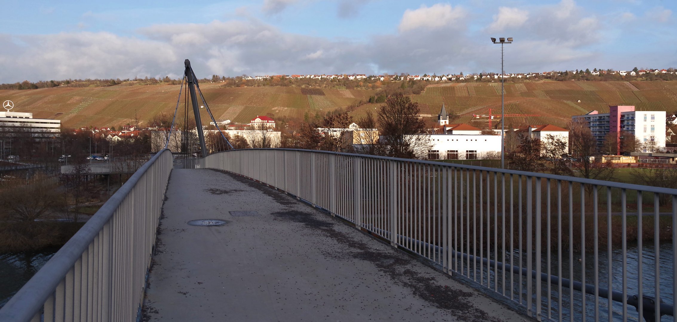 auf der Fußgängerbrücke bei Mettingen