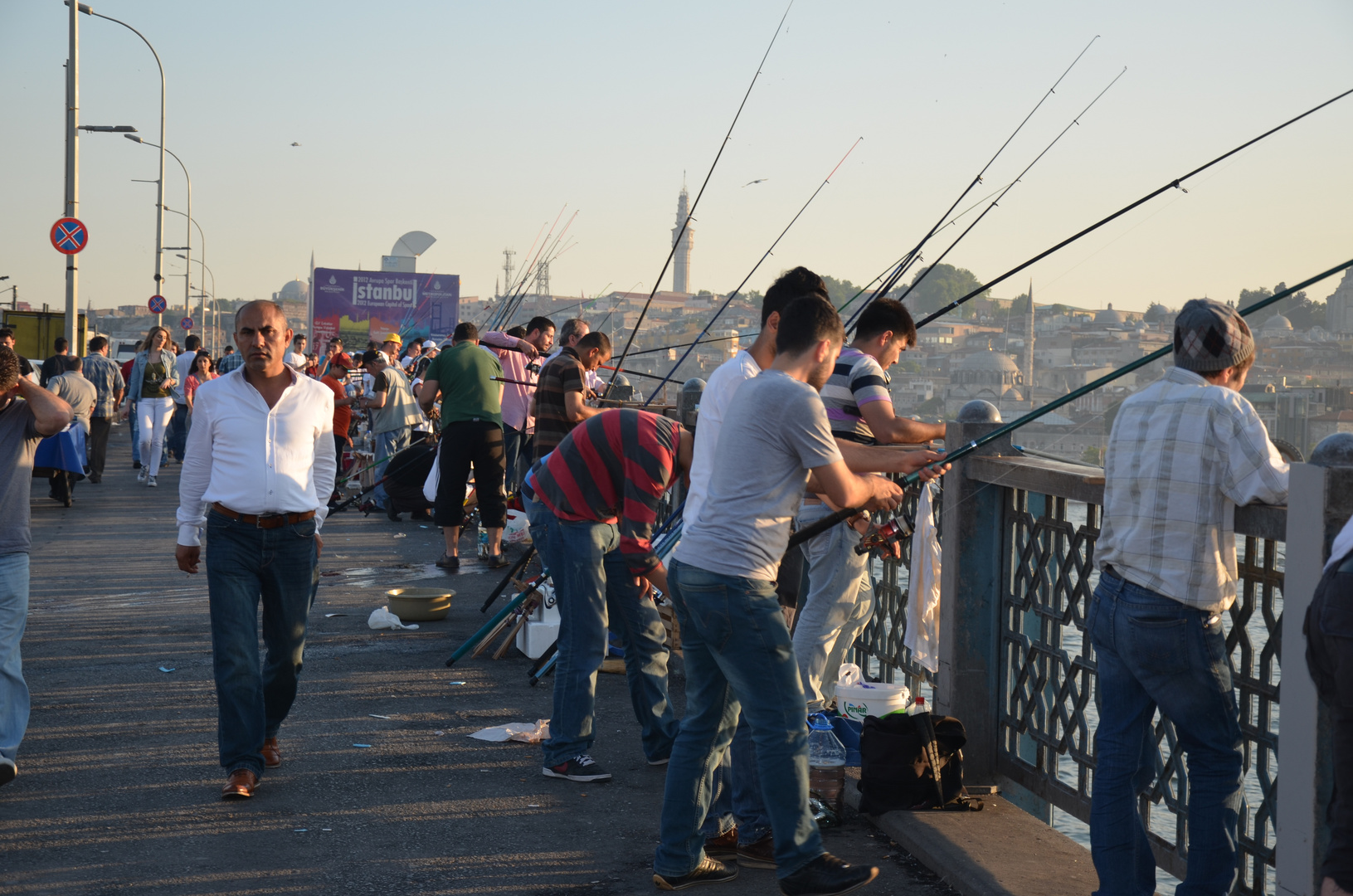 Auf der Galatabbrücke am Abend