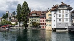 Auf der gegenüberliegender Seite von der Reusswehranlage in Luzern