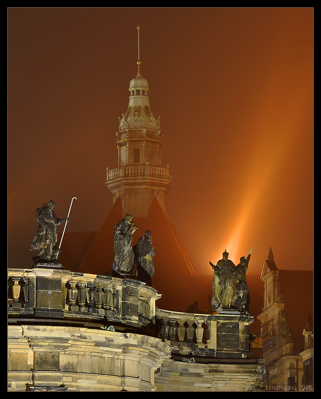 Auf der Hofkirche in Dresden, bei Nacht