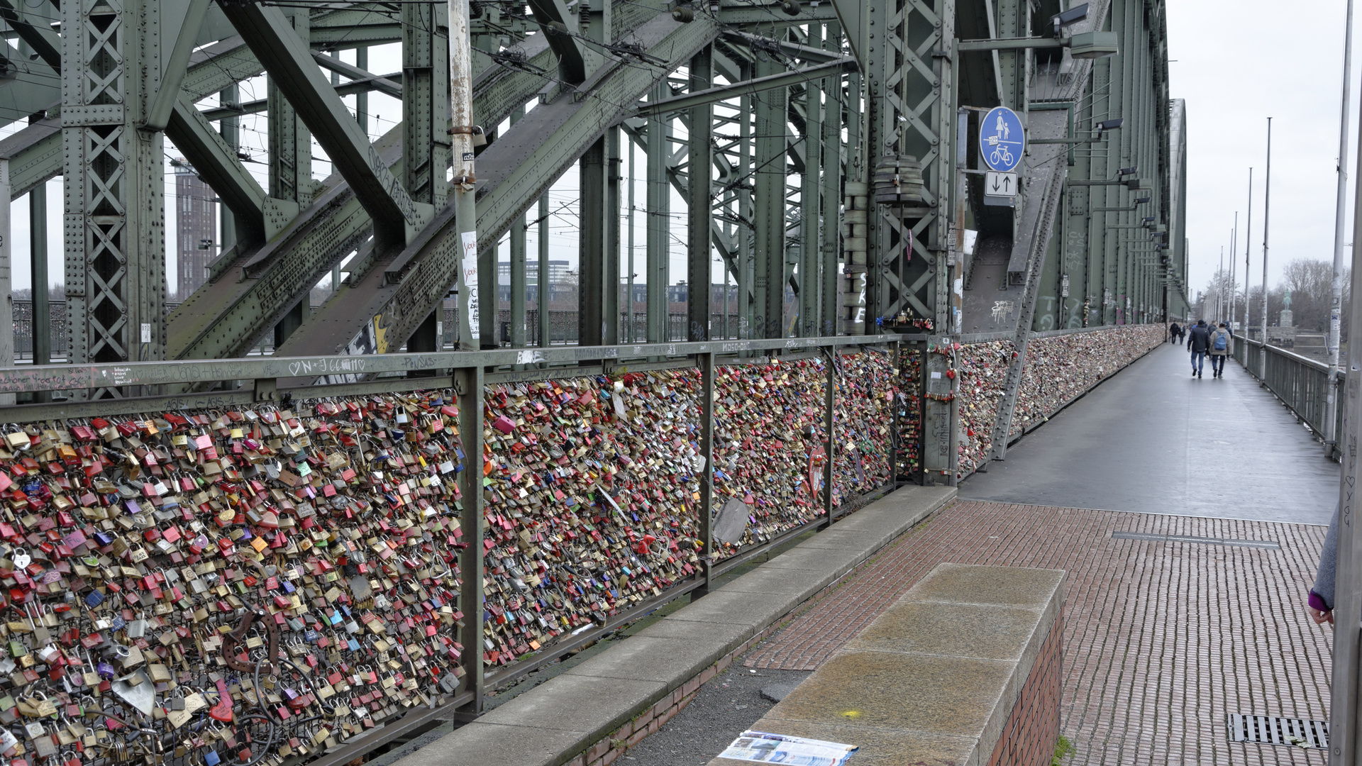 Auf der Hohen-Zollern-Brücke in Köln, Perspektive - Liebesbeweise