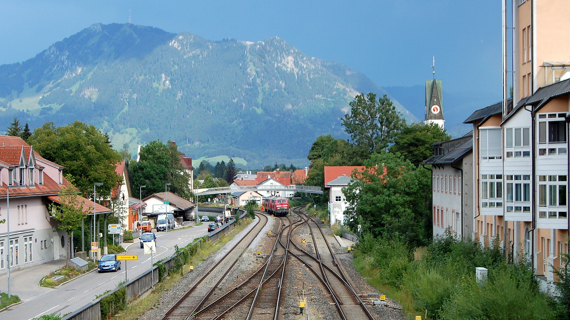 Auf der Illertalbahn setzt das 218ner Doppel des IC Nebelhorn im Bf Immenstadt um 16.8.2020