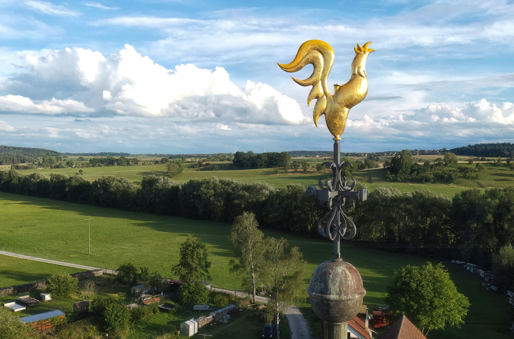 Auf der Kirchturmspitze Trohnt der Hahn