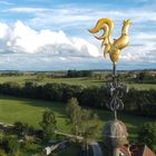 Auf der Kirchturmspitze Trohnt der Hahn