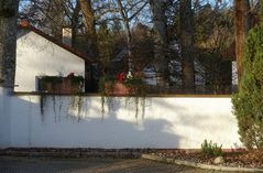 Auf der Mauer ist zum Sitzen kein Platz