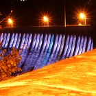 Auf der Mauer mit Hellblau