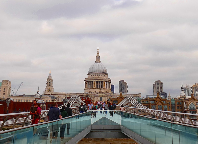 Auf der Millenium Bridge...