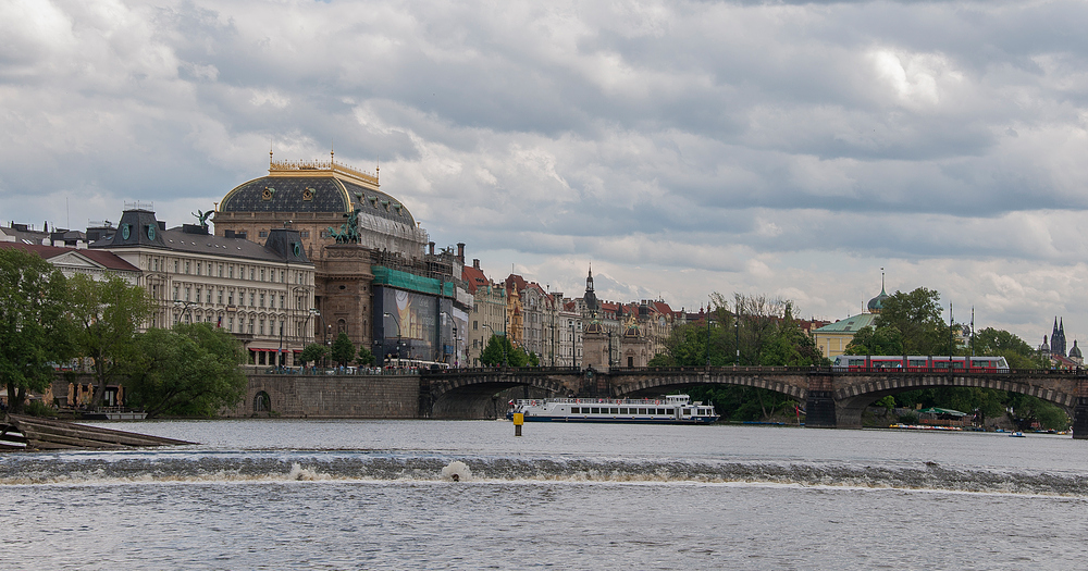 Auf der Moldau - Blick zum Nationaltheater