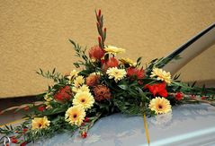 Auf der Motorhaube der Blumenschmuck......