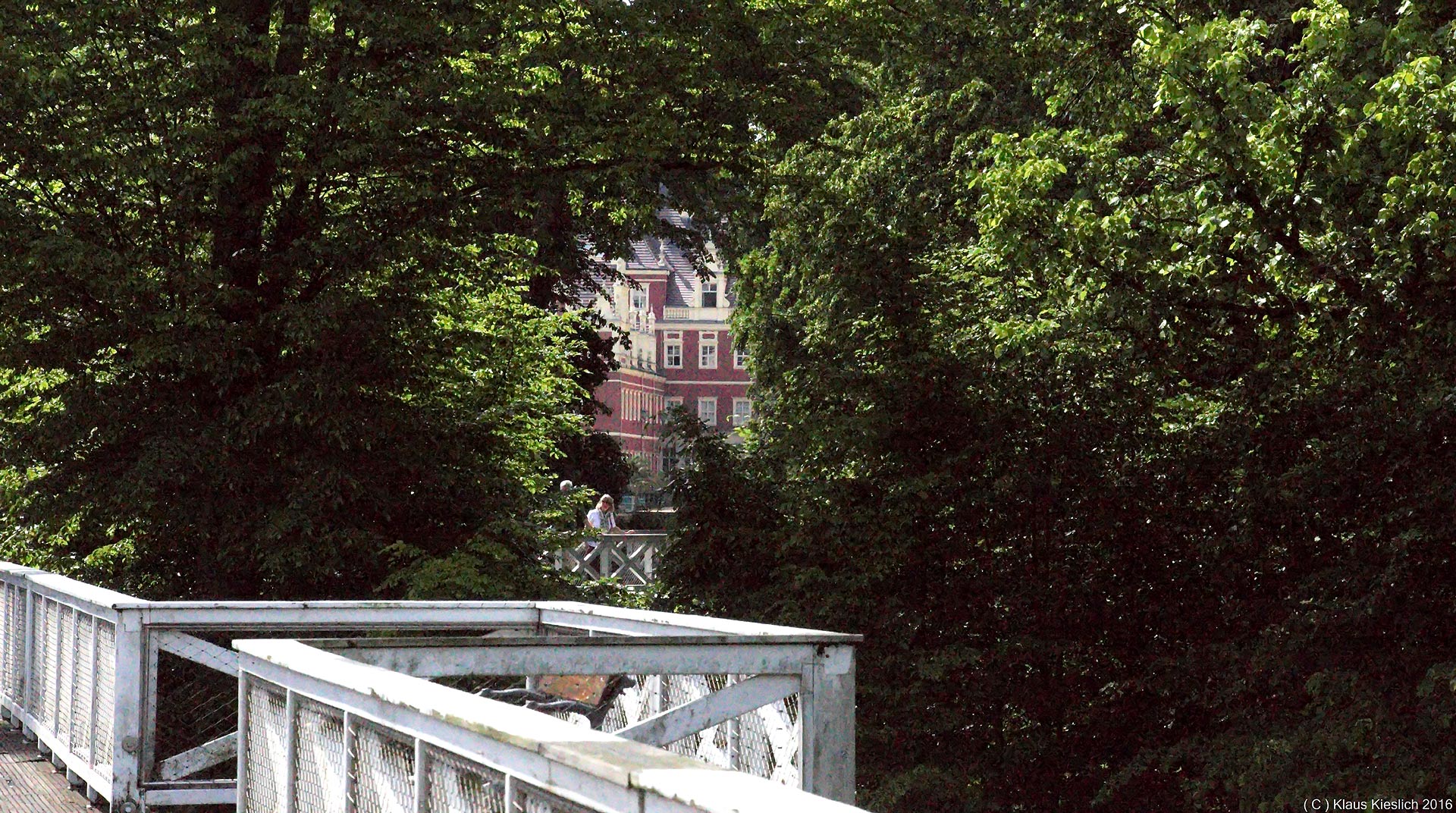 Auf der Neissebrücke im Fürst-Pückler-Park Bad Muskau