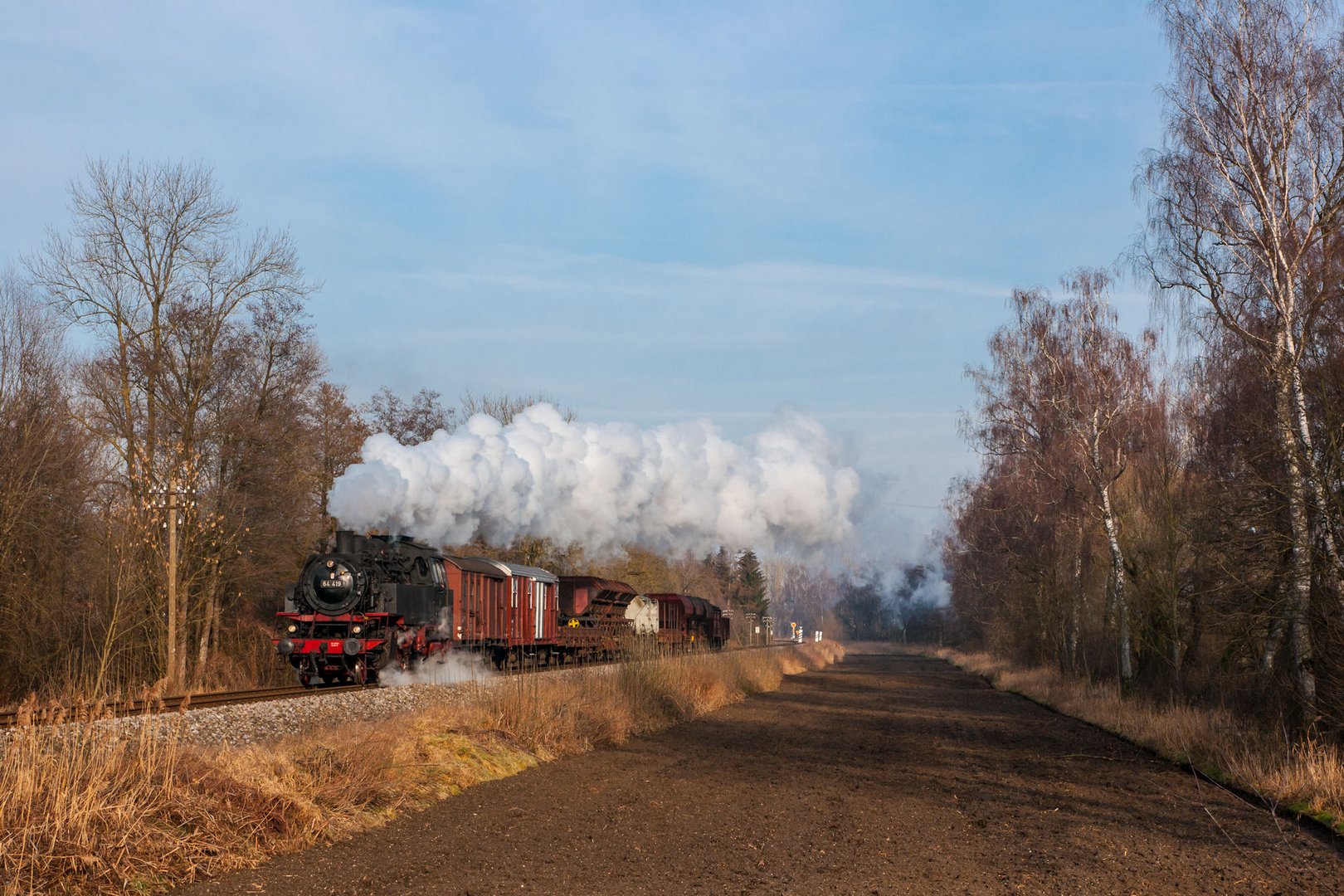 Auf der Paartalbahn ist 64 419...