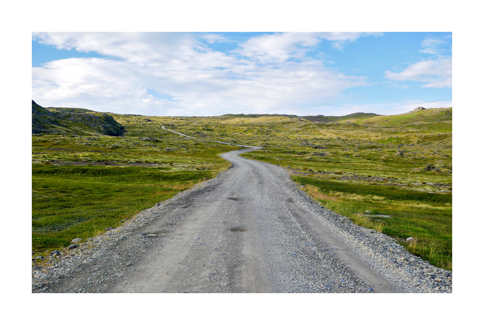 Auf der Piste, staubend schlängelnd - Material und Auto gängelnd.