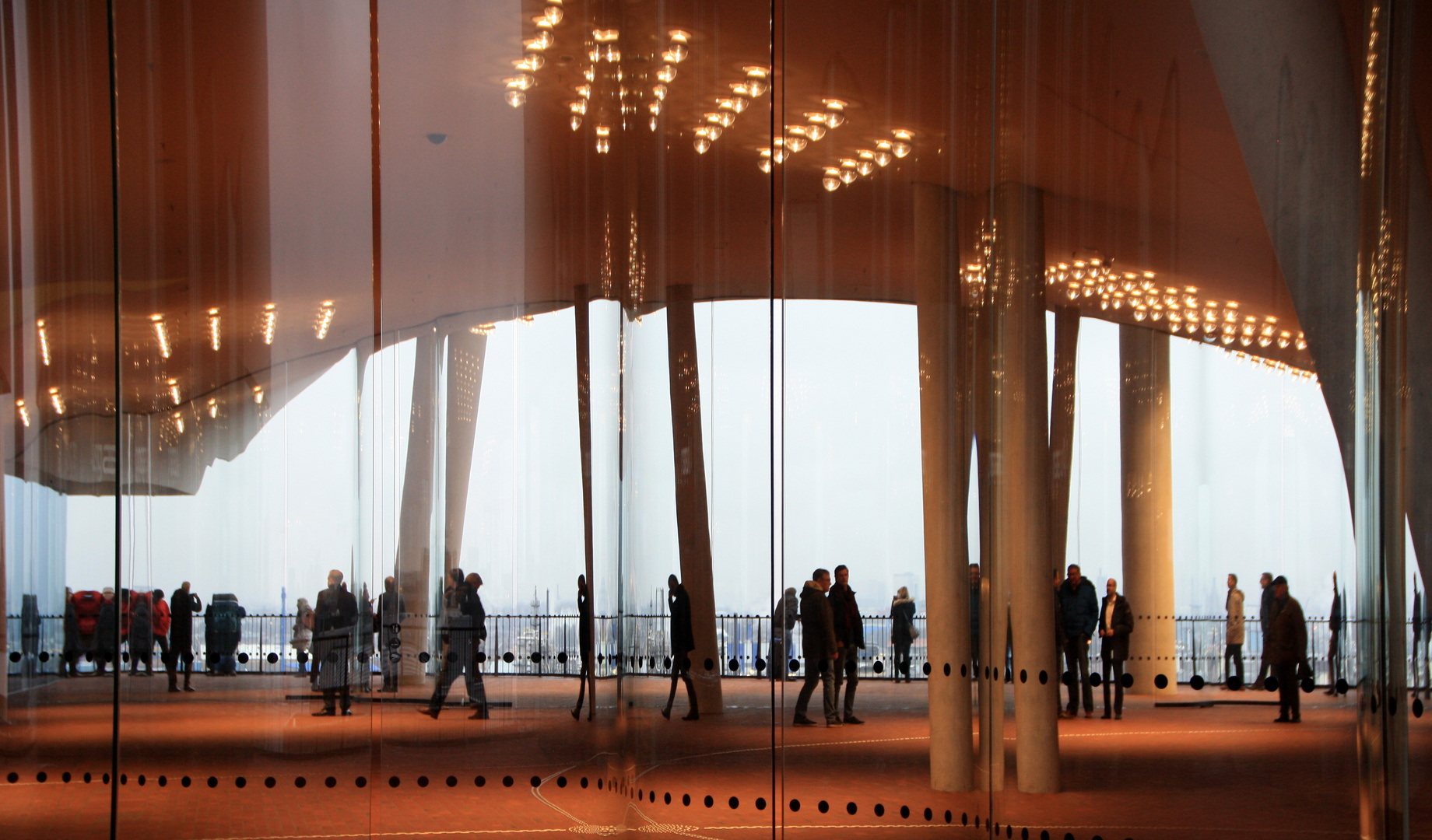 auf der Plaza der Elbphilharmonie