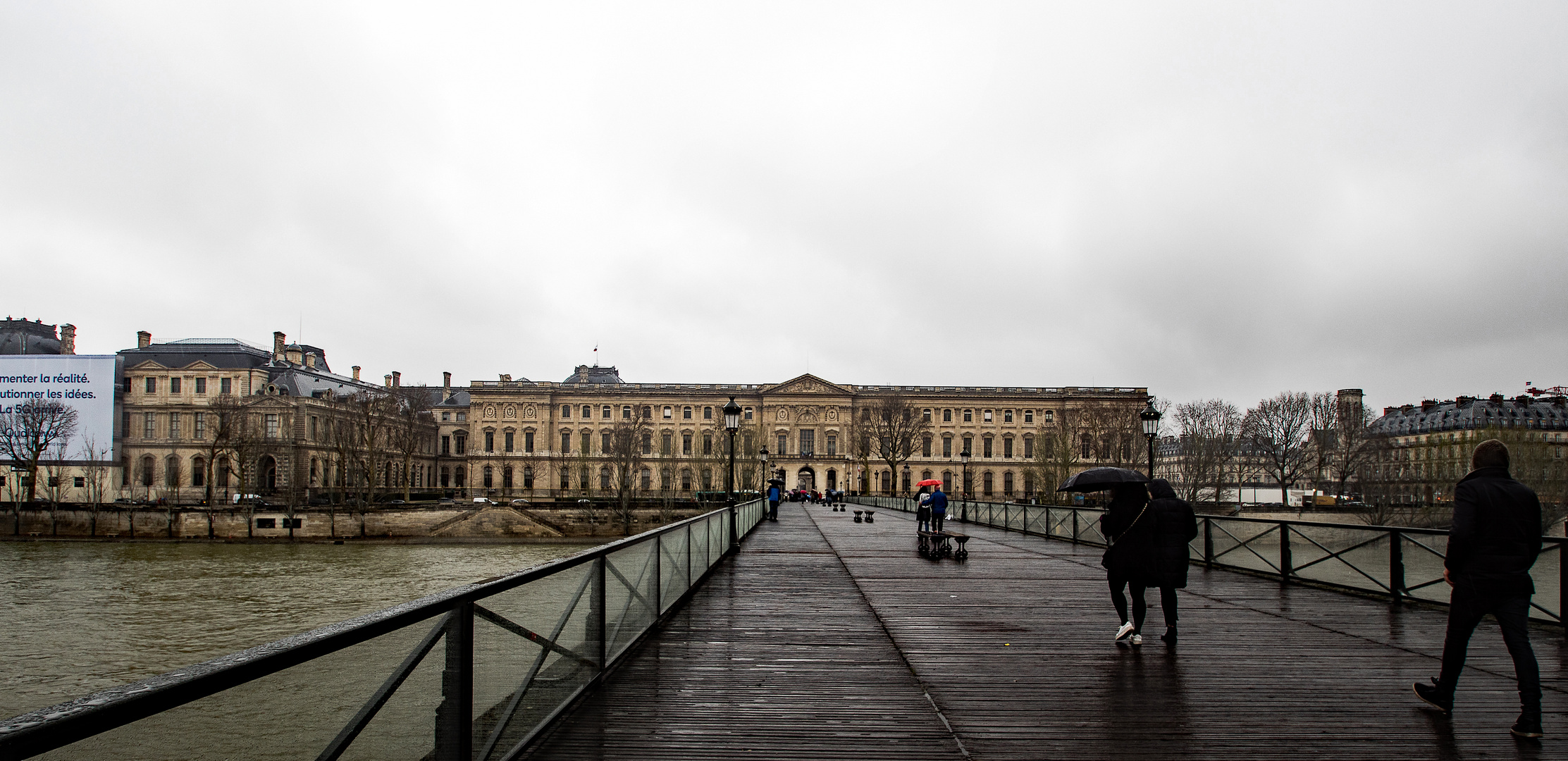 Auf der Pont des Arts mit Blick auf das Kulturzentrum