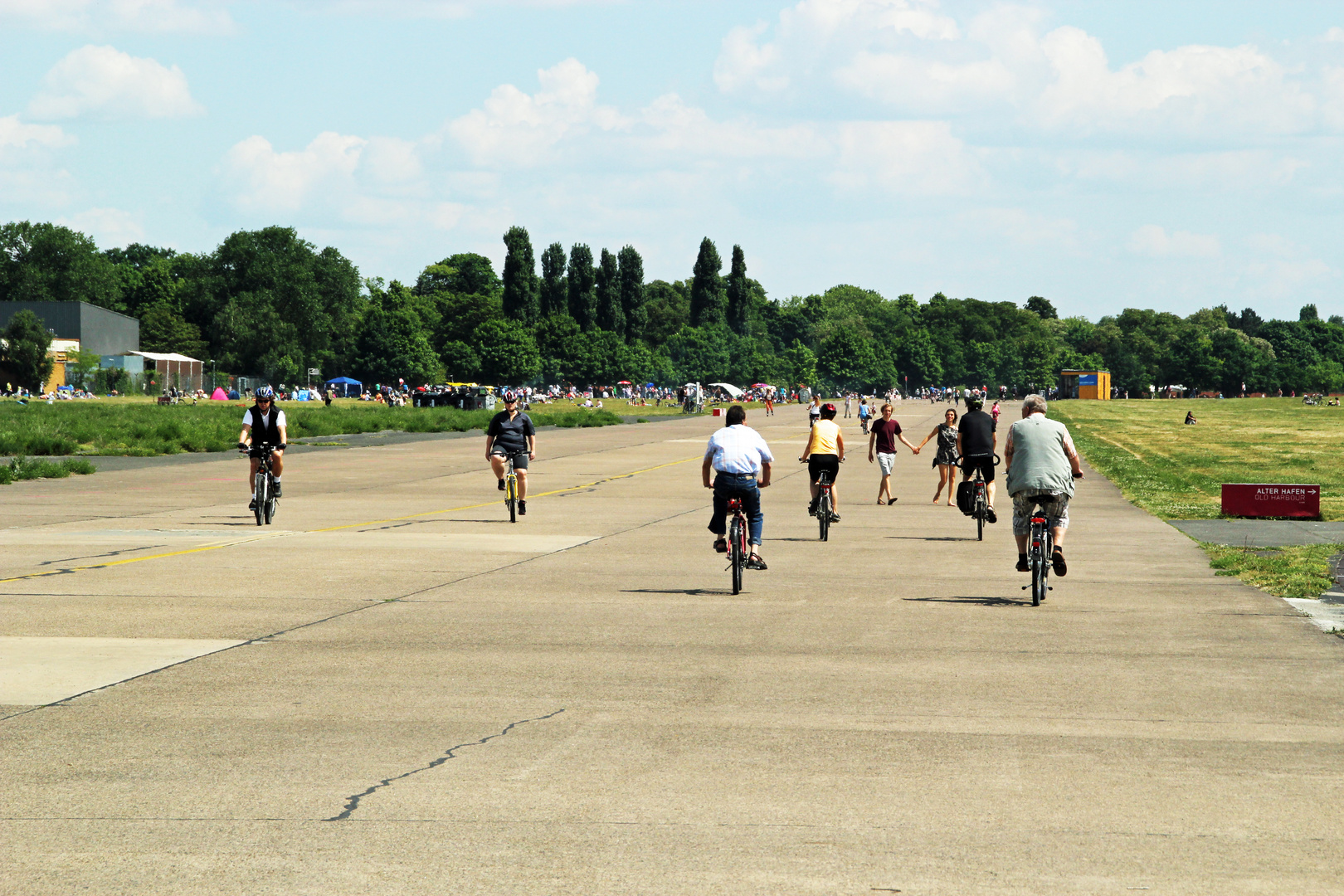 Auf der Rollbahn des ehemaligen Flughafens Berlin Tempelhof