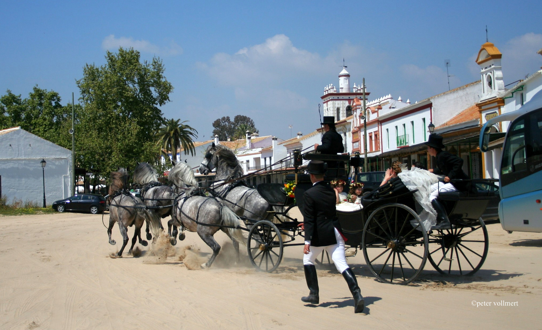 auf der Romero Hochzeit in El Rocio / Cota Donana gehen die Pferde durch1-070505 Spanien 5 072