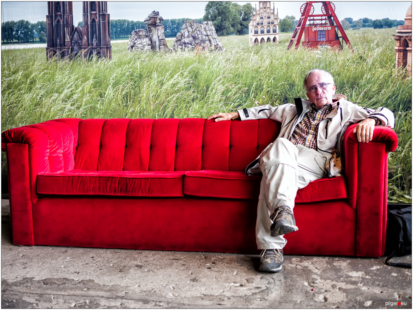 Auf Der Roten Couch Von Horst Wackerbarth Foto Bild Erwachsene Kunstfotografie Kultur Zollverein Bilder Auf Fotocommunity