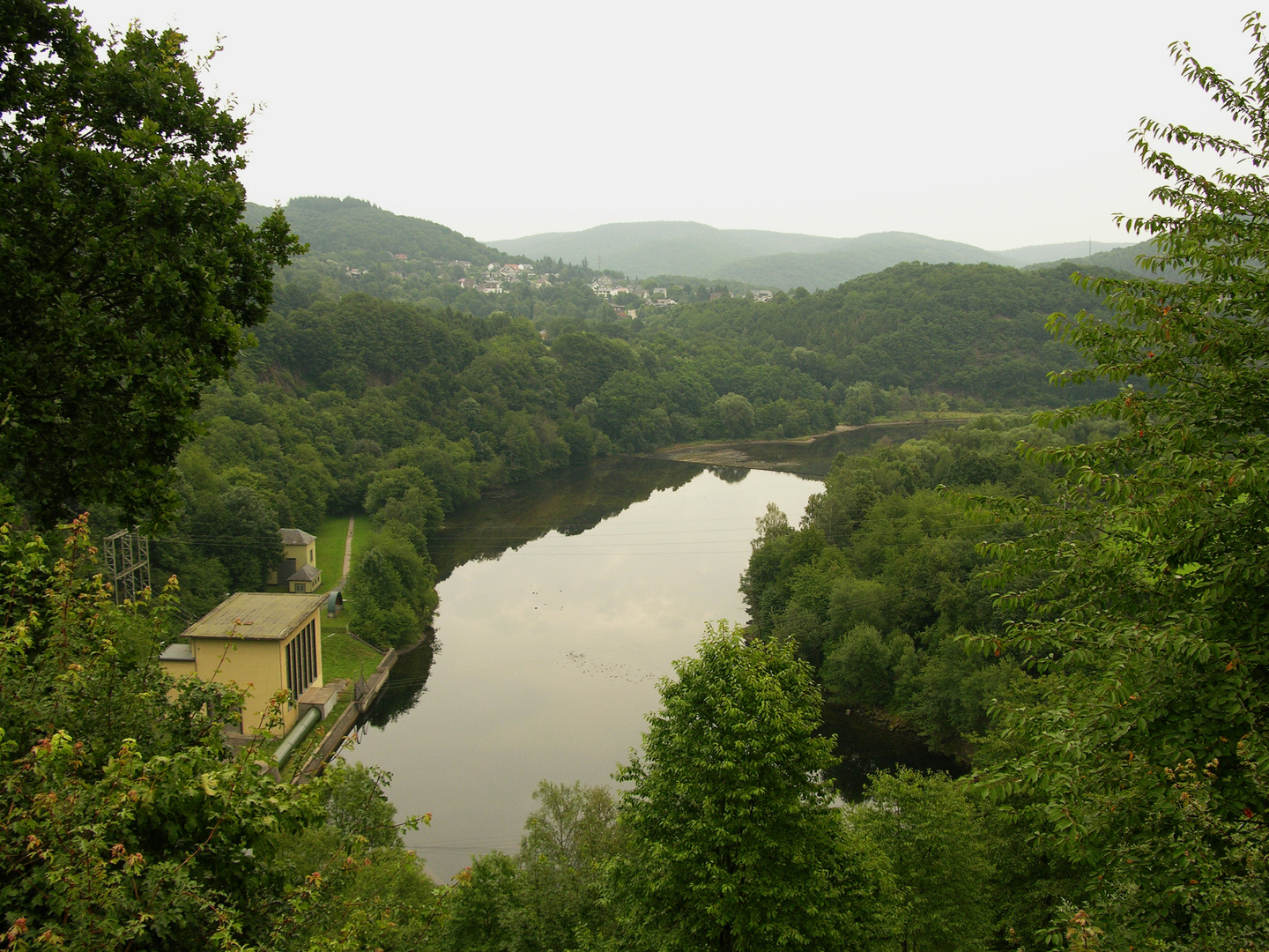 Auf der Rurseestaumauer in Schwammenauel